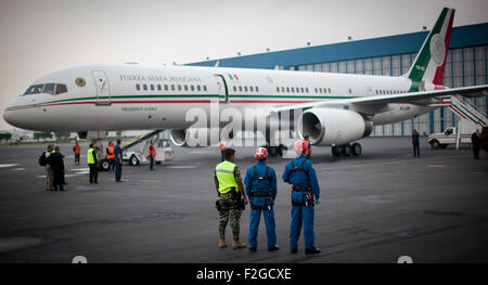 Città del Messico. Xviii Sep, 2015. Lavoratori di emergenza attesa per l arrivo del piano di trasporto turisti messicani feriti in Egitto, all'Hangar presidenziale all aeroporto internazionale di Città del Messico, a Città del Messico, capitale del Messico, sul Sett. 18, 2015. Sei messicani che sono sopravvissuti alla bomba attentato perpetrato contro un gruppo di turisti in Egitto il 7 settembre 13, è arrivato il Venerdì in Messico accompagnati dai loro famigliari. Credito: Pedro Mera/Xinhua/Alamy Live News Foto Stock