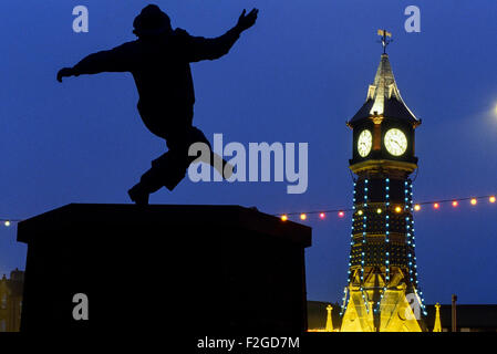 La Torre dell Orologio e il Jolly Fisherman statua di notte. Skegness. Lincolnshire. In Inghilterra. Regno Unito Foto Stock