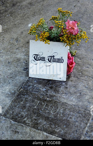 Tomba di Tom Thumb nella Santa Trinità Chiesa Collegiata. Tattershall. Lincolnshire. In Inghilterra. Regno Unito Foto Stock