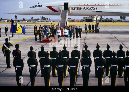 Una guardia d'onore accoglie H.M. Queen Elizabeth & S.A.R. Il Duca di Edimburgo arrivo a Barbados tramite Concorde. Circa 1989 Foto Stock