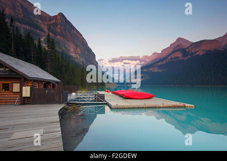 Red canoe presso il Lago glaciale di Louise con Ghiacciaio Victoria, il Parco Nazionale di Banff, Alberta, Canada Foto Stock