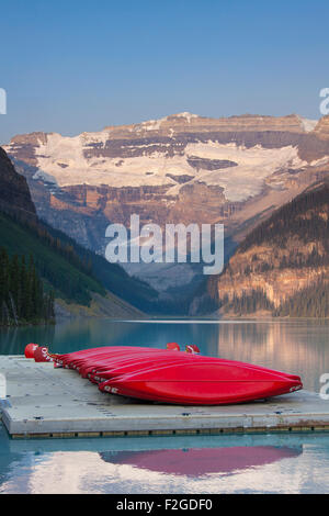Red canoe presso il Lago glaciale di Louise con Ghiacciaio Victoria, il Parco Nazionale di Banff, Alberta, Canada