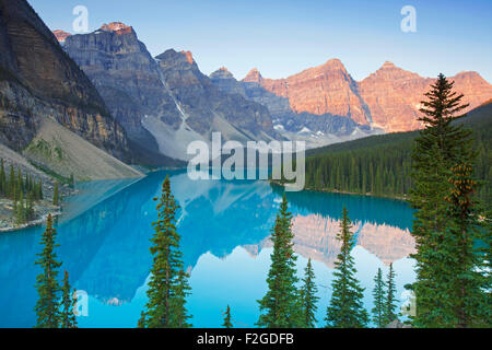 Morena glaciale Lago nella Valle dei Dieci Picchi, il Parco Nazionale di Banff, Alberta, Canada Foto Stock