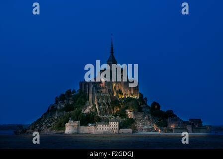 Mont Saint Michel / Saint Michael Mount di notte, Bassa Normandia, Francia Foto Stock