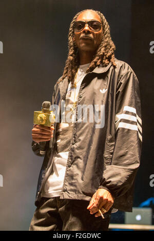 Chicago, Illinois, Stati Uniti d'America. Xiii Sep, 2015. Il rapper Snoop Dogg suona dal vivo durante il Riot Fest a Douglas Park di Chicago, Illinois © Daniel DeSlover/ZUMA filo/Alamy Live News Foto Stock