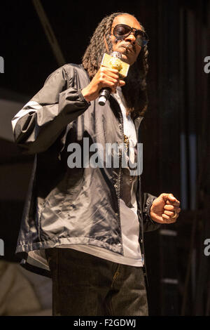 Chicago, Illinois, Stati Uniti d'America. Xiii Sep, 2015. Il rapper Snoop Dogg suona dal vivo durante il Riot Fest a Douglas Park di Chicago, Illinois © Daniel DeSlover/ZUMA filo/Alamy Live News Foto Stock