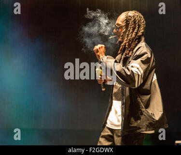 Chicago, Illinois, Stati Uniti d'America. Xiii Sep, 2015. Il rapper Snoop Dogg suona dal vivo durante il Riot Fest a Douglas Park di Chicago, Illinois © Daniel DeSlover/ZUMA filo/Alamy Live News Foto Stock