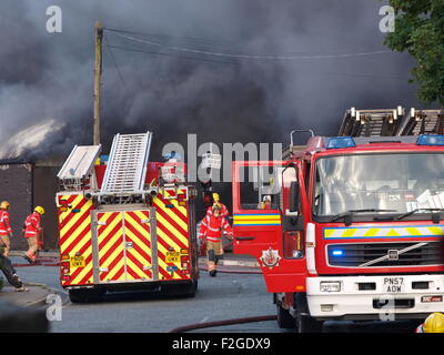 Mossley, Tameside, Manchester, Regno Unito. 18 Settembre, 2015. Un incendio si chiude la A635 Manchester Road in Mossley, Tameside vicino al Tollemache Pub. Vigili del fuoco con apparecchi respiratori frequentare la scena all Unione Garage, un'unità industriale sulla corte europea. Credito: M Kyle/Alamy Live News Foto Stock