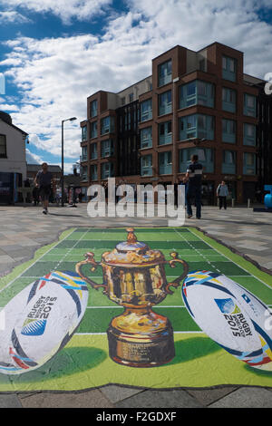 Gloucester, Regno Unito. 18 Settembre, 2015. Kingsholm Stadium nella città di Gloucester è sevaral hosting attrezzature per il 2015 Coppa del Mondo di Rugby. La città si sta preparando per l'afflusso di suporters con una zona della ventola nella storica Docks. Un sentiero delle sculture è stato creato con un humpty losca carattere, chi ha il soprannome Scrumpty. Credito: Signor Standfast/Alamy Live News Foto Stock