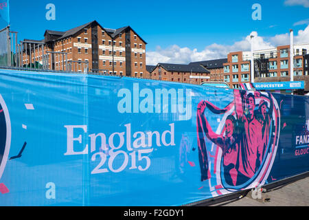 Gloucester, Regno Unito. 18 Settembre, 2015. Kingsholm Stadium nella città di Gloucester ospita diversi impianti per il 2015 Coppa del Mondo di Rugby. La città si sta preparando per l'afflusso dei tifosi con una zona della ventola nella storica Docks. Un sentiero delle sculture è stato creato con un humpty losca carattere, chi ha il soprannome Scrumpty. Credito: Signor Standfast/Alamy Live News Foto Stock