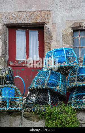 Astice blu trappole / Lobster Pot davanti casa di pescatori nel porto di pesca a Le Conquet, Finistère Bretagna, Francia Foto Stock