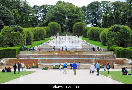 Visitatori godendo la grande cascata. Alnwick Castle Gardens, Alnwick, Northumberland. Foto Stock