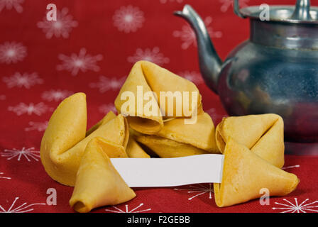 Pezzo di carta in cinese fortune cookie con antichi teiera. Foto Stock