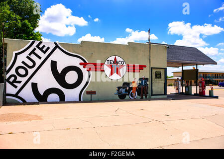 Route 66 Texaco gas vecchia stazione di riempimento sulla strada principale di Tucumcari, Nuovo Messico Foto Stock