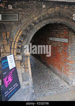 L'ingresso alla chiesa di St Mary's passaggio, Stamford, Lincolnshire. Regno Unito ritiene di essere uno dei vecchi cancelli postierla nella parete della città. Foto Stock