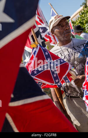 Greenville, SC, Stati Uniti d'America. 18 Settembre, 2015. Patrimonio confederato manifestanti raccogliere al di fuori del patrimonio della Fondazione prendere indietro America caso contro la Carolina del Sud governatore Nikki Haley che saranno presenti alla manifestazione il 18 settembre 2015 a Greenville, nella Carolina del Sud. La manifestazione offre 11 candidati presidenziali ma Trump inaspettatamente annullata all'ultimo minuto. Foto Stock