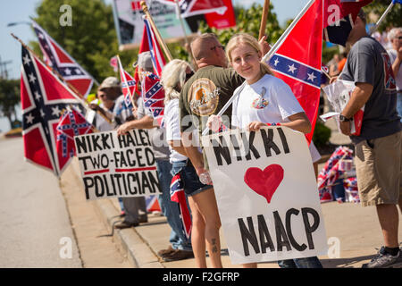 Greenville, SC, Stati Uniti d'America. 18 Settembre, 2015. Patrimonio confederato manifestanti raccogliere al di fuori del patrimonio della Fondazione prendere indietro America caso contro la Carolina del Sud governatore Nikki Haley che saranno presenti alla manifestazione il 18 settembre 2015 a Greenville, nella Carolina del Sud. La manifestazione offre 11 candidati presidenziali ma Trump inaspettatamente annullata all'ultimo minuto. Foto Stock