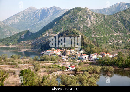 Virpazar villaggio sul lago di Skadar, Montenegro, di sera Foto Stock