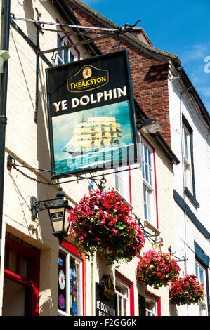 Segno sulla "Ye Dolphin' pub in King Street, Robin Hood's Bay, nello Yorkshire, Inghilterra, Regno Unito Foto Stock