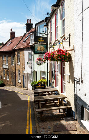 Il 'Ye Dolphin' pub e case in King Street, Robin Hood's Bay, nello Yorkshire, Inghilterra, Regno Unito Foto Stock