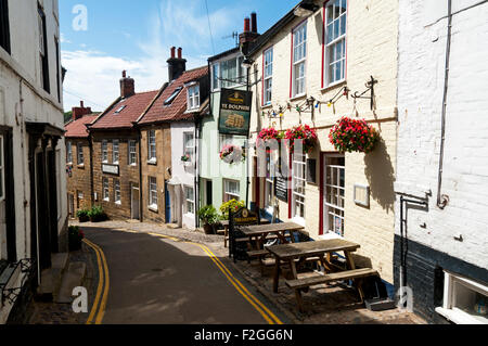 Il 'Ye Dolphin' pub e case in King Street, Robin Hood's Bay, nello Yorkshire, Inghilterra, Regno Unito Foto Stock