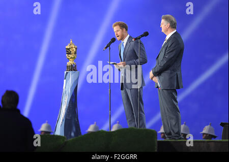 Londra, Regno Unito. 18 Settembre, 2015. Il principe Harry e Bernard Lapasset, presidente del mondo Rugby, durante la cerimonia di apertura della Coppa del Mondo di Rugby 2015 tra Inghilterra e Isole Figi, Twickenham Stadium di Londra, Inghilterra (foto di Rob Munro/CSM) Credito: Cal Sport Media/Alamy Live News Foto Stock