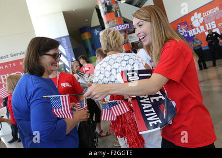 Greenville, SC, Stati Uniti d'America. 18 Settembre, 2015. Il personale distribuire bandierine americane per le persone che arrivano per la Heritage Foundation Riprendere America caso Settembre 18, 2015 a Greenville, nella Carolina del Sud. La manifestazione offre 11 candidati presidenziali ma Trump inaspettatamente annullata all'ultimo minuto. Foto Stock