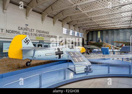 Battaglia di Bretagna display con un ME-109 in primo piano, Imperial War Museum Duxford, Cambridgeshire, England, Regno Unito Foto Stock