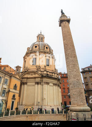 Vista della Colonna di Traiano e la SS. Nome di Maria la Chiesa, Roma Foto Stock