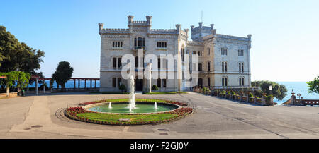 Vista del castello di Miramare, Trieste - Italia Foto Stock