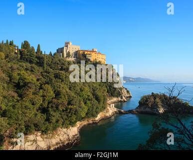 Vista del castello di Duino in Italia Foto Stock