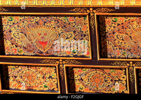 Profusamente decorato in legno laccato arca in un workshop di 3840 ms.alta Shigatse-Yarlung Tsangpo e Nyang Chu giunzione-Tibet Foto Stock