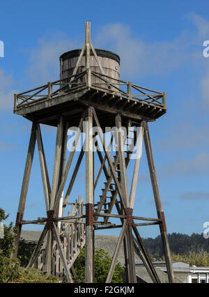 Acqua di legno torri come questo, molti risalenti al 1850, sono un comune in vista della città di Mendocino, in California, un Pacif Foto Stock