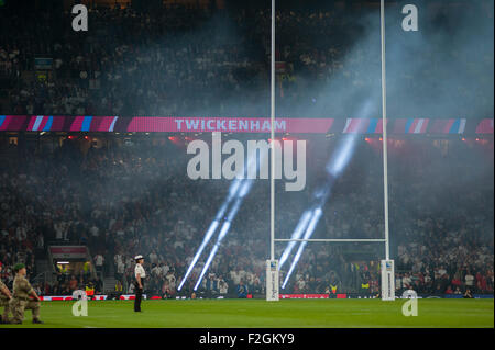 Stadio di Twickenham, Londra, Regno Unito. 18 Settembre, 2015. Pre-match cerimonia per l'Inghilterra v Figi nell'apertura piscina una serata inaugurale il gioco del Rugby World Cup 2015 di fronte ad una platea gremita. Credito: Malcolm Park editoriale/Alamy Live News Foto Stock