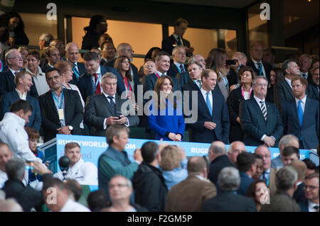 Stadio di Twickenham, Londra, Regno Unito. 18 Settembre, 2015. Il Duca e la Duchessa di Cambridge e il principe Harry frequentare la cerimonia ufficiale di apertura e Inghilterra v Figi match. Credito: Malcolm Park editoriale/Alamy Live News Foto Stock