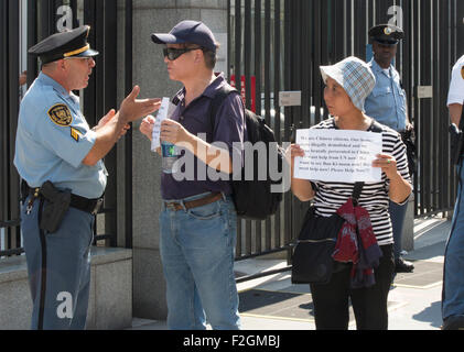 La città di New York, Stati Uniti. Xviii Sep, 2015. Un piccolo gruppo di cittadini cinesi che si lamenta della brutale persecuzione del loro governo e cercare di invadere la sede delle Nazioni Unite a New York City. Essi stavano cercando di parlare con il Segretario Generale Ban Ki-moon e chiedere a lui di aiuto ma NYPD e ONU ufficiali DSS gestire per impedire loro di arrivare all'interno. © Luiz Rampelotto/Pacific Press/Alamy Live News Foto Stock