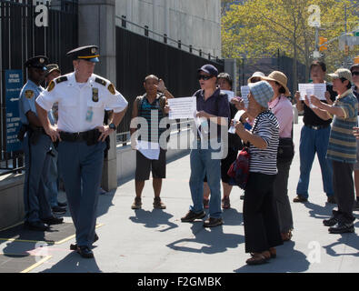 La città di New York, Stati Uniti. Xviii Sep, 2015. Un piccolo gruppo di cittadini cinesi che si lamenta della brutale persecuzione del loro governo e cercare di invadere la sede delle Nazioni Unite a New York City. Essi stavano cercando di parlare con il Segretario Generale Ban Ki-moon e chiedere a lui di aiuto ma NYPD e ONU ufficiali DSS gestire per impedire loro di arrivare all'interno. © Luiz Rampelotto/Pacific Press/Alamy Live News Foto Stock