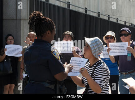 La città di New York, Stati Uniti. Xviii Sep, 2015. Un piccolo gruppo di cittadini cinesi che si lamenta della brutale persecuzione del loro governo e cercare di invadere la sede delle Nazioni Unite a New York City. Essi stavano cercando di parlare con il Segretario Generale Ban Ki-moon e chiedere a lui di aiuto ma NYPD e ONU ufficiali DSS gestire per impedire loro di arrivare all'interno. © Luiz Rampelotto/Pacific Press/Alamy Live News Foto Stock