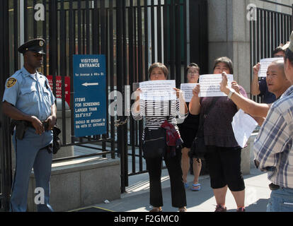 La città di New York, Stati Uniti. Xviii Sep, 2015. Un piccolo gruppo di cittadini cinesi che si lamenta della brutale persecuzione del loro governo e cercare di invadere la sede delle Nazioni Unite a New York City. Essi stavano cercando di parlare con il Segretario Generale Ban Ki-moon e chiedere a lui di aiuto ma NYPD e ONU ufficiali DSS gestire per impedire loro di arrivare all'interno. © Luiz Rampelotto/Pacific Press/Alamy Live News Foto Stock