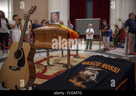 Palermo, Italia. Xviii Sep, 2015. Il funerale di Giovanni Lo Porto. Il sindaco Leoluca Orlando ha dichiarato il 18 settembre 2015 un giorno di lutto in città per lo porto. Lo Porto, è un lavoratore di aiuto, tenuto prigioniero da al-Qaida sul 2012 lungo con American Warren Weinstein (non visibile), che fu ucciso accidentalmente in un drone usa sciopero contro al Qaida. © Antonio Melita/Pacific Press/Alamy Live News Foto Stock