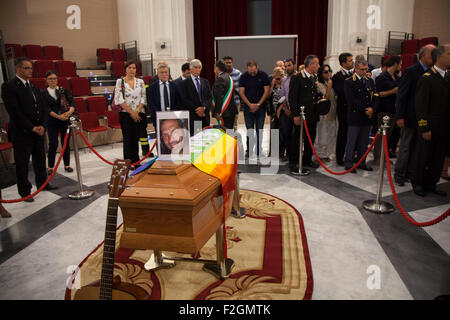 Palermo, Italia. Xviii Sep, 2015. Il funerale di Giovanni Lo Porto. Il sindaco Leoluca Orlando ha dichiarato il 18 settembre 2015 un giorno di lutto in città per lo porto. Lo Porto, è un lavoratore di aiuto, tenuto prigioniero da al-Qaida sul 2012 lungo con American Warren Weinstein (non visibile), che fu ucciso accidentalmente in un drone usa sciopero contro al Qaida. © Antonio Melita/Pacific Press/Alamy Live News Foto Stock