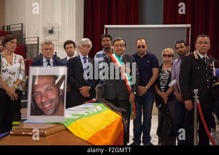 Palermo, Italia. Xviii Sep, 2015. Sindaco Leoluca Orlando dà omaggio durante il funerale di Giovanni Lo Porto. Lo Porto, è un lavoratore di aiuto, tenuto prigioniero da al-Qaida sul 2012 lungo con American Warren Weinstein (non visibile), che fu ucciso accidentalmente in un drone usa sciopero contro al Qaida. © Antonio Melita/Pacific Press/Alamy Live News Foto Stock