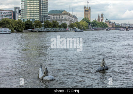 Due cavalli bianchi sculture nel Tamigi a Londra ad alta marea guardando verso Lambeth Bridge e Westminster Foto Stock