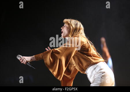 Manchester, Regno Unito. 18 Settembre, 2015. Firenze e la macchina eseguire live a vendere fuori di pubblico al Manchester Arena. Credito: Simon Newbury/Alamy Live News Foto Stock