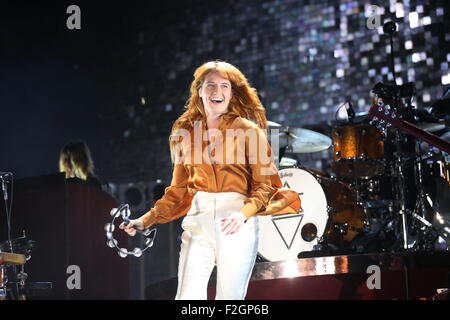 Manchester, Regno Unito. 18 Settembre, 2015. Firenze e la macchina eseguire live a vendere fuori di pubblico al Manchester Arena. Credito: Simon Newbury/Alamy Live News Foto Stock