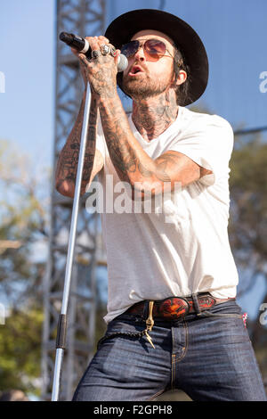 Chicago, Illinois, Stati Uniti d'America. Xiii Sep, 2015. Il rapper YELAWOLF suona dal vivo durante il Riot Fest a Douglas Park di Chicago, Illinois © Daniel DeSlover/ZUMA filo/Alamy Live News Foto Stock