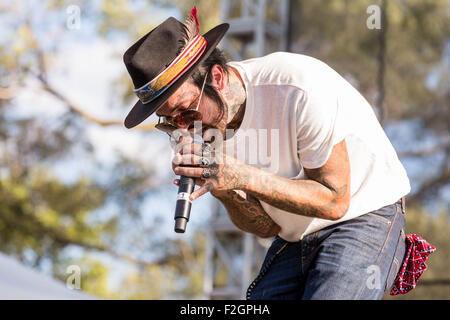 Chicago, Illinois, Stati Uniti d'America. Xiii Sep, 2015. Il rapper YELAWOLF suona dal vivo durante il Riot Fest a Douglas Park di Chicago, Illinois © Daniel DeSlover/ZUMA filo/Alamy Live News Foto Stock