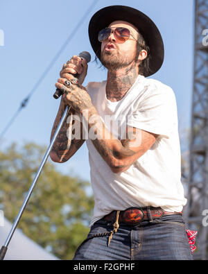 Chicago, Illinois, Stati Uniti d'America. Xiii Sep, 2015. Il rapper YELAWOLF suona dal vivo durante il Riot Fest a Douglas Park di Chicago, Illinois © Daniel DeSlover/ZUMA filo/Alamy Live News Foto Stock