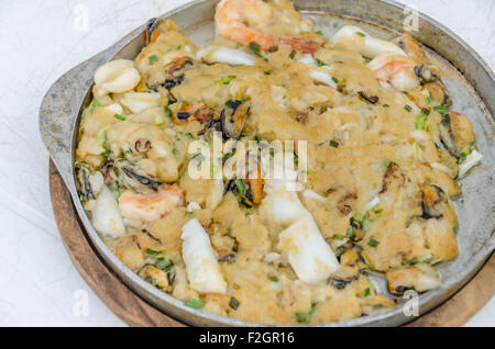 Pesce fritto pancake della piastra calda, stile tailandese. Foto Stock