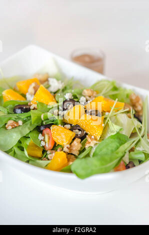 Insalata di rucola con parmigiano e frutta di arancia Foto Stock